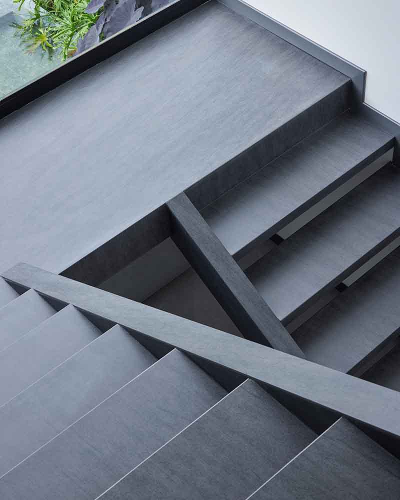 Carrusel Vertical_0001_Enchape escaleras Neolith Basalt Black